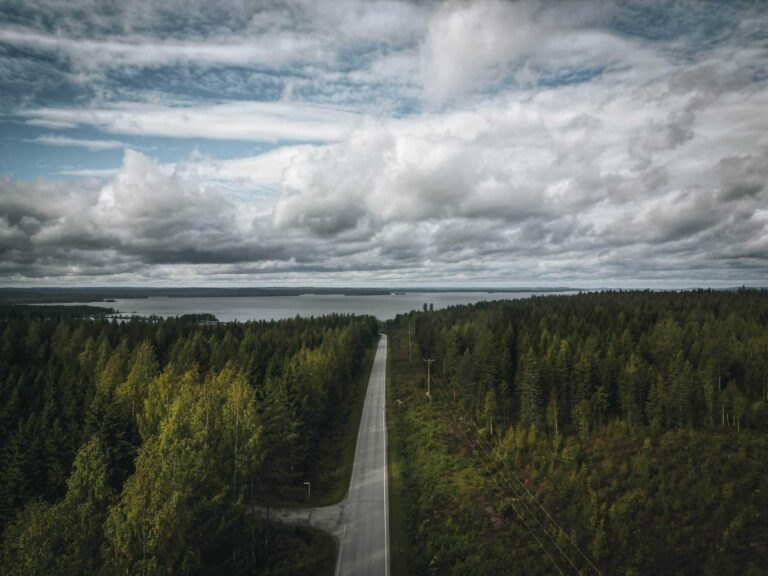 Luftaufnahme Finnland Roadtrip Strasse mit weiten Wäldern Finnland Sehenswürdigkeiten