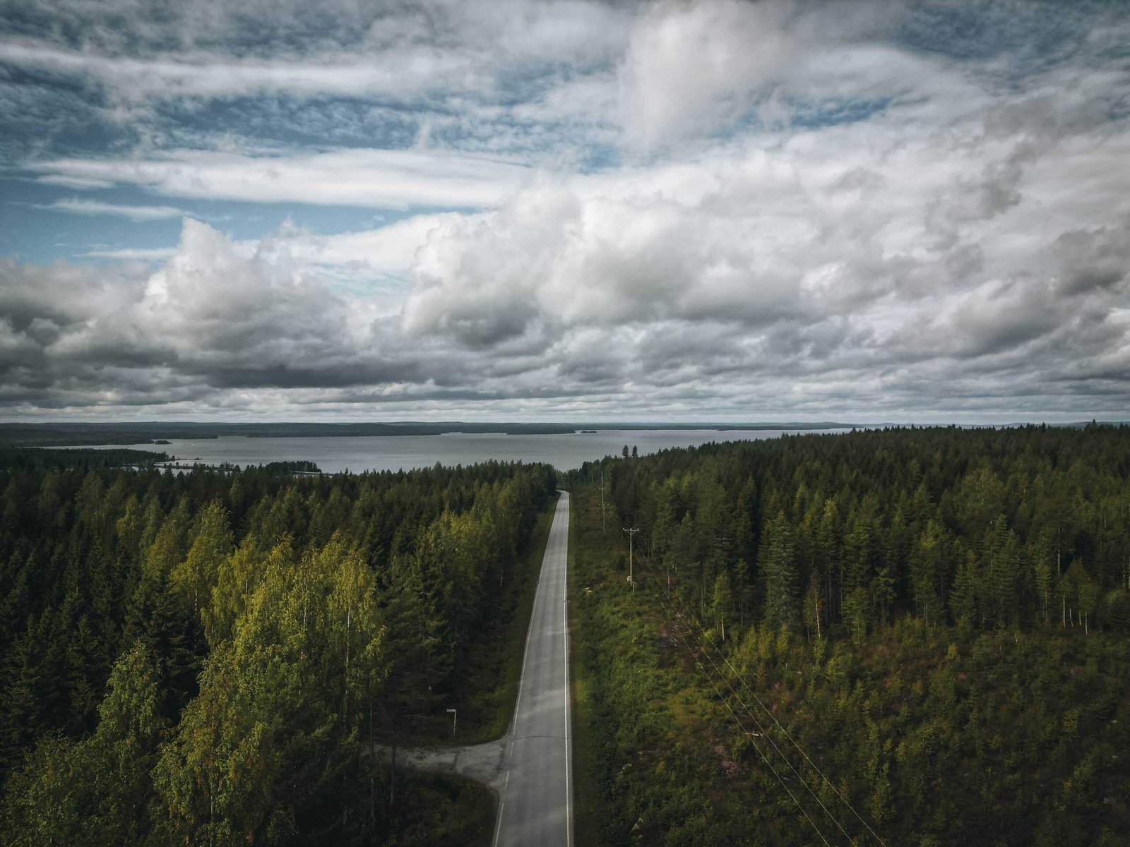 Luftaufnahme Finnland Roadtrip Strasse mit weiten Wäldern Finnland Sehenswürdigkeiten