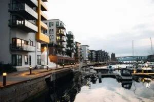 Moderne Wohngeb&auml;ude in Bergen am Wasser - Norwegen Roadtrip