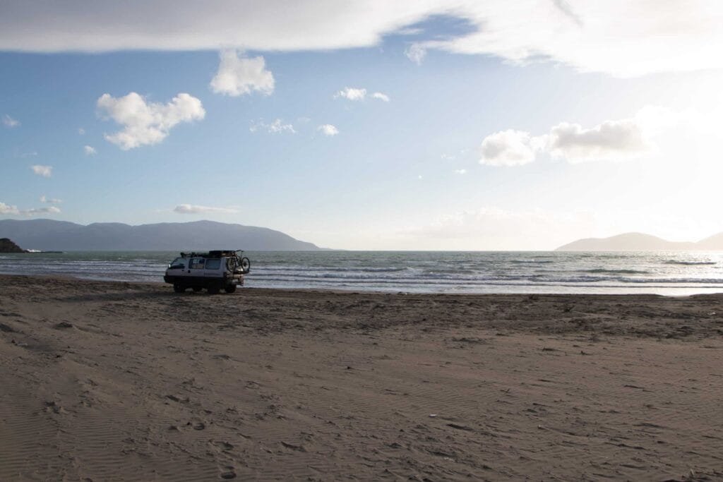 Geländewagen am Strand bei Sonnenuntergang - Balkan Roadtrip