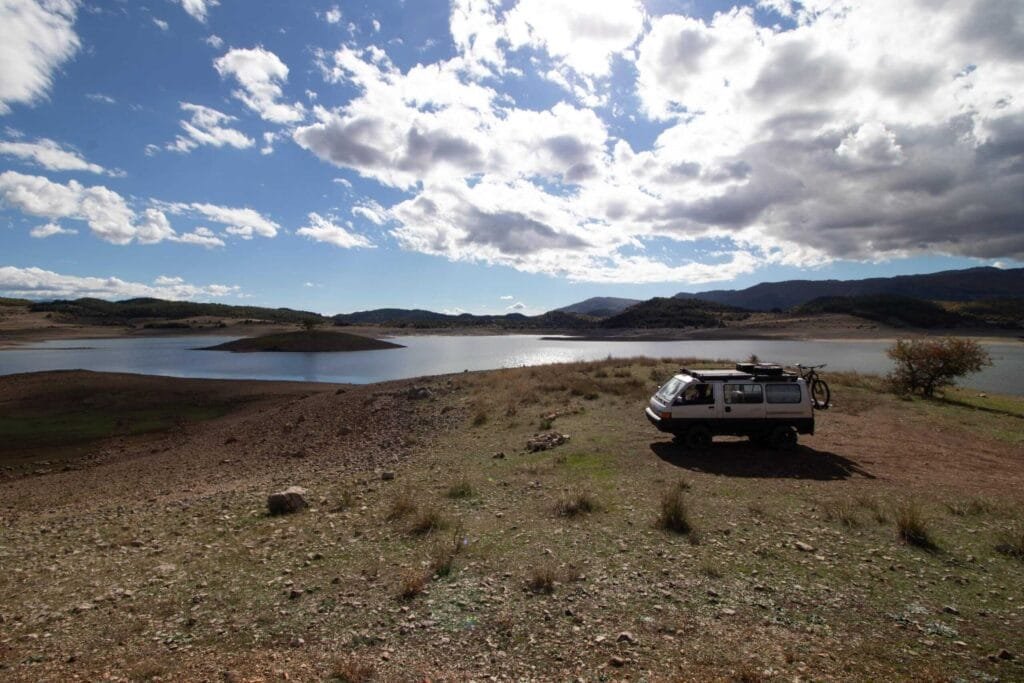 Wohnmobil am See mit Wolkenhimmel - Balkan Roadtrip