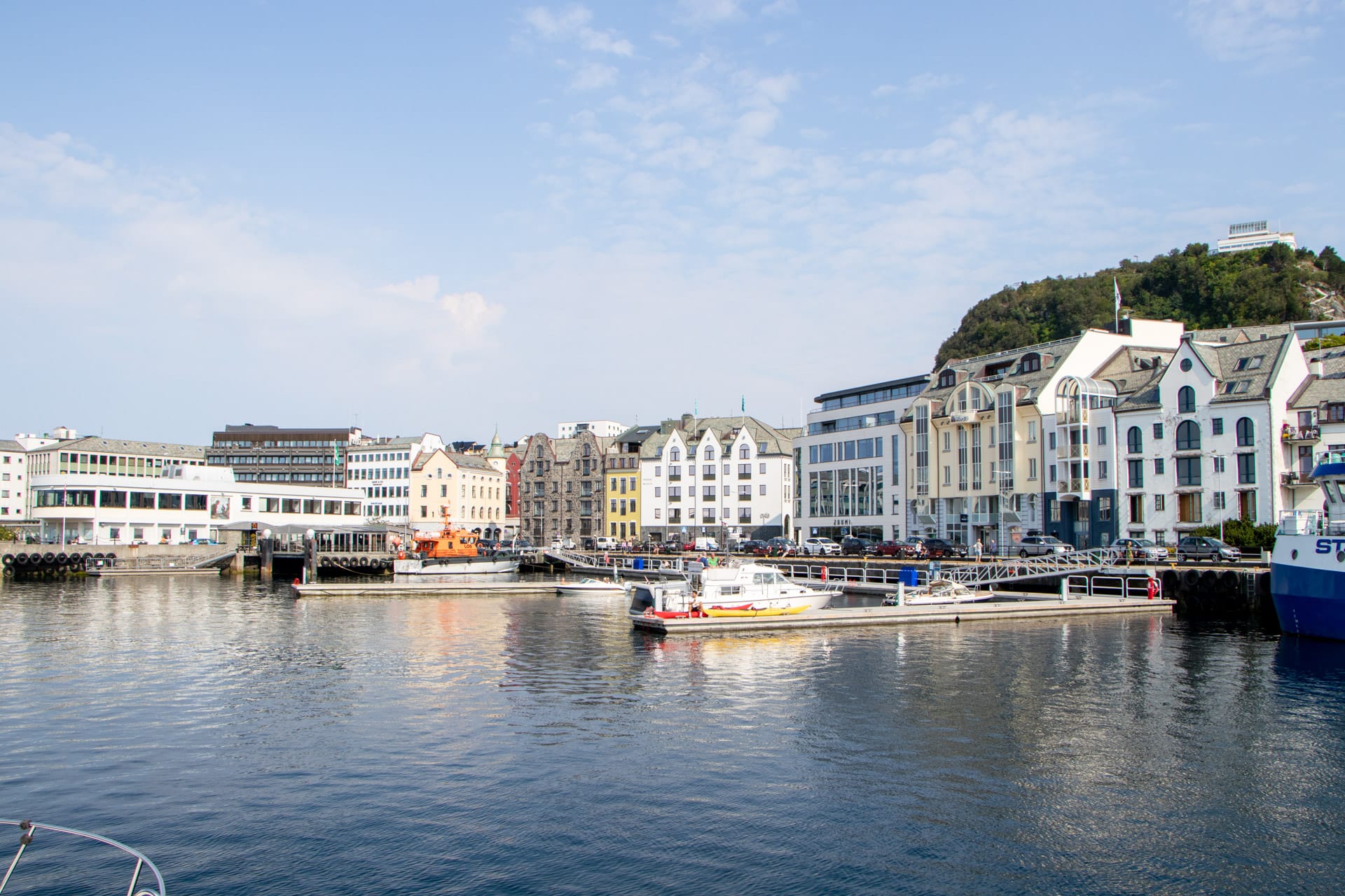 Alesund Sehenswuerdigkeiten rund um Hafen und Brosundet