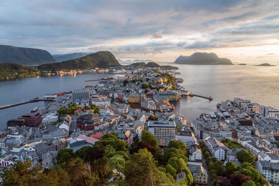 Berg Aksla und die schoensten Ausblicke auf Alesund bei Sonnenuntergang