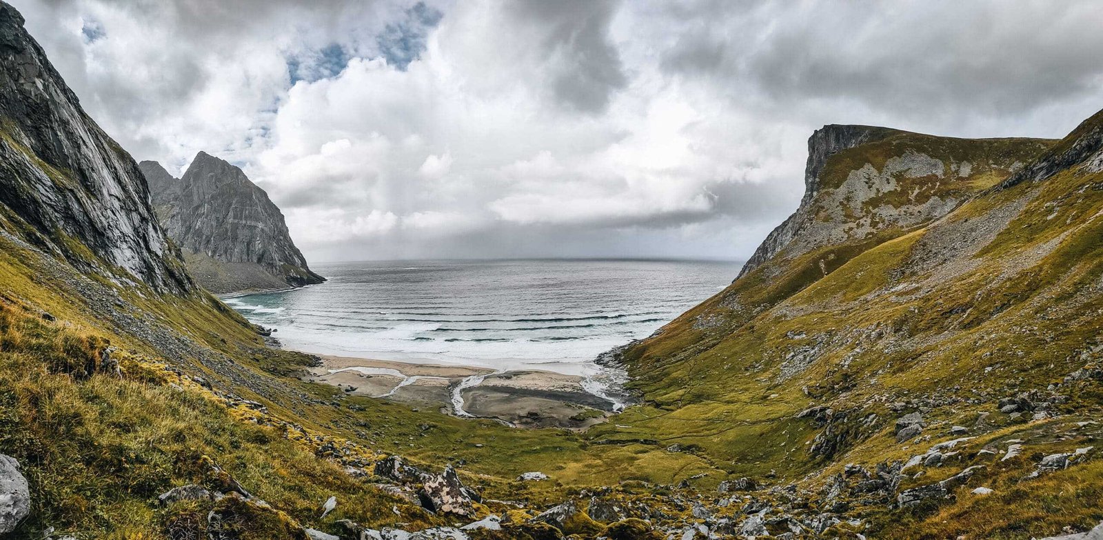 atemberaubende Landschaft Kvalvika Beach Lofoten - Norwegen Roadtrip