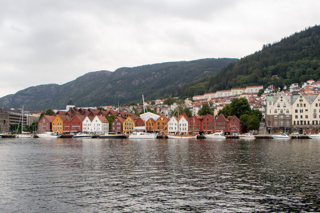 Bunte Häuser am Hafen in Bergen - Norwegen Roadtrip