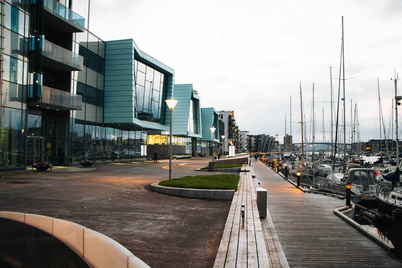 Modernes Hafenviertel in Bergen bei Sonnenuntergang – Norwegen Roadtrip