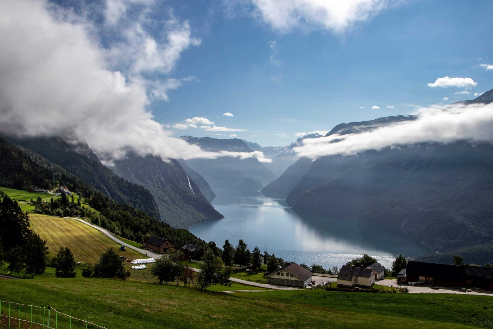 Norwegische Fjordlandschaft mit Wolken – Norwegen Roadtrip
