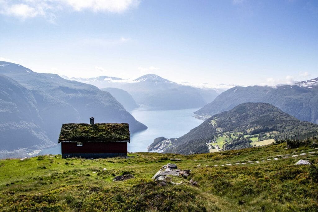 Mefjellet Wanderung - Blick auf Fjordlandschaft - Norwegen Roadtrip Reiseziele im Herbst