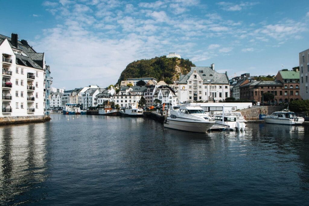Atemberaubender Hafenblick in Alesund - Norwegen Roadtrip