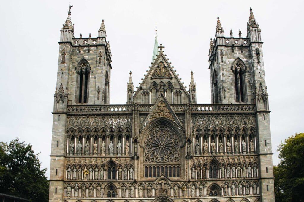 Nidarosdom in Trondheim historisches Wahrzeichen - Norwegen Roadtrip
