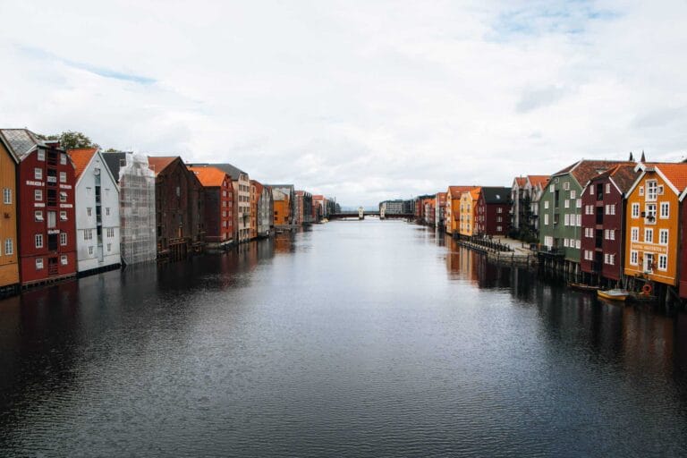 Bunte Häuser am Fluss in Trondheim - Norwegen Roadtrip