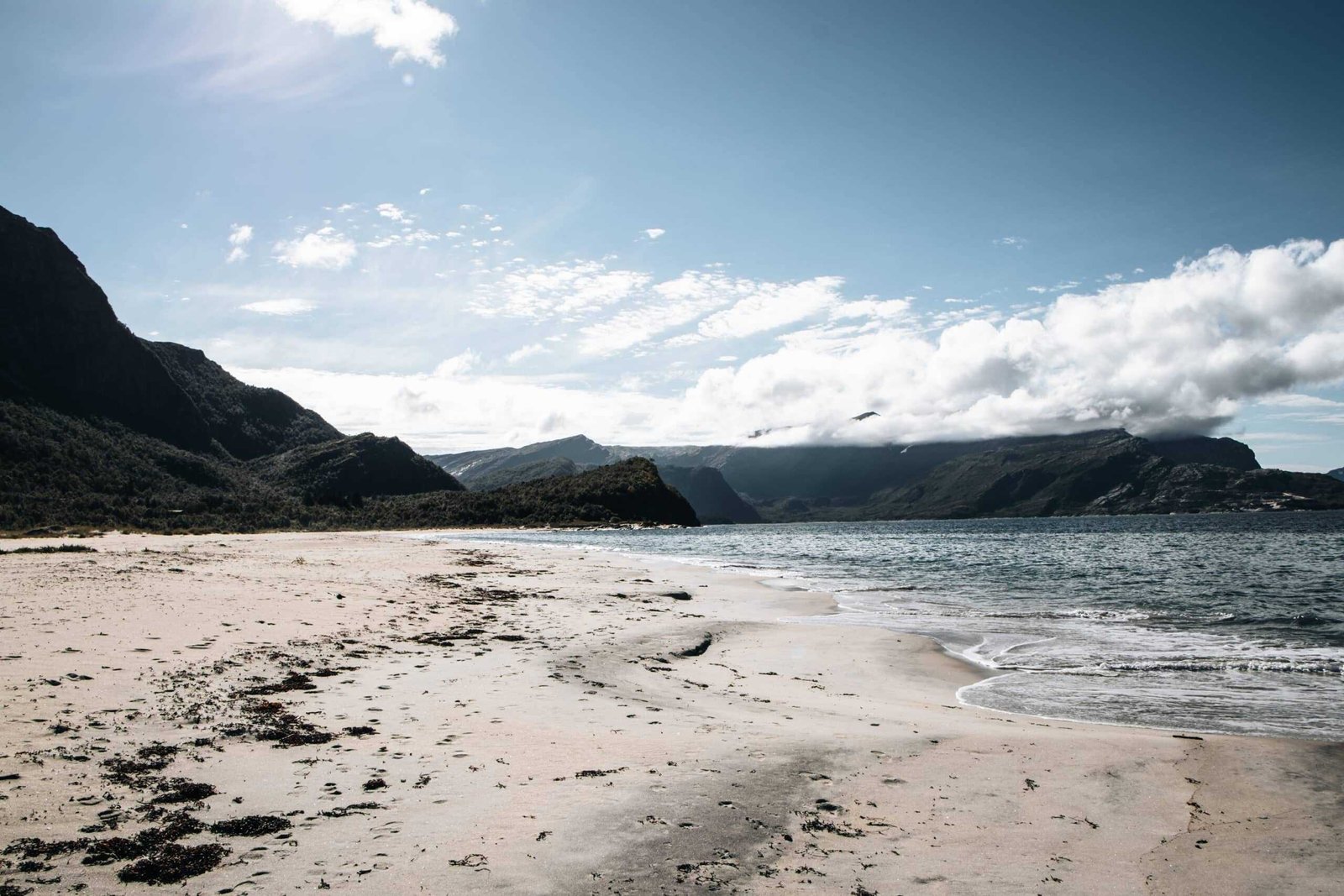 Sandhornøya Strandansicht bei Sonnenschein - Norwegen Roadtrip