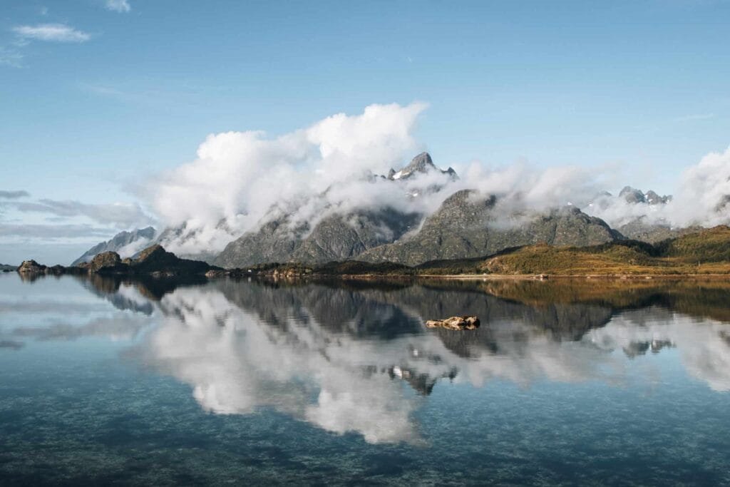 Wunderschöne Lofoten Landschaft am Wasser - Norwegen Roadtrip