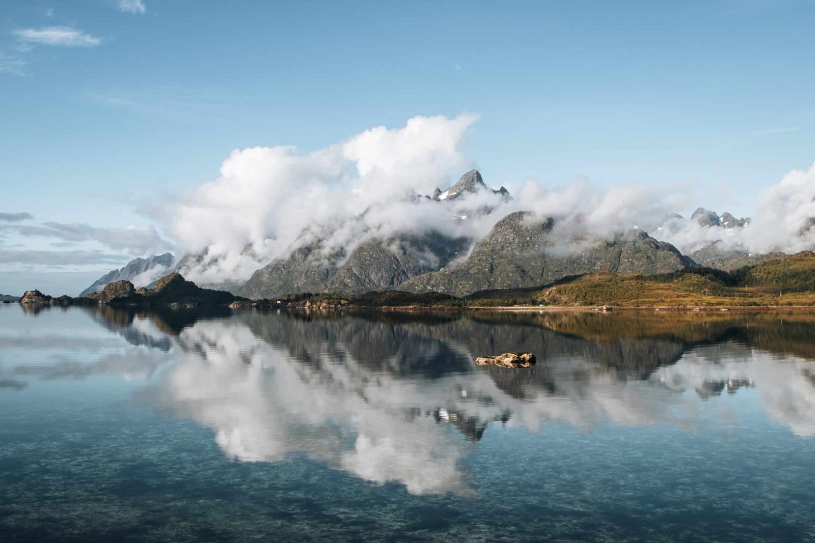 Wunderschöne Lofoten Landschaft am Wasser - Norwegen Roadtrip