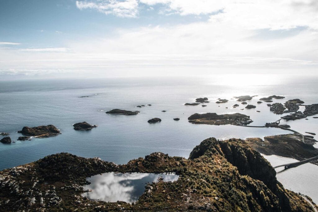 Ausblick über Henningsvær auf den Lofoten - Norwegen Roadtrip