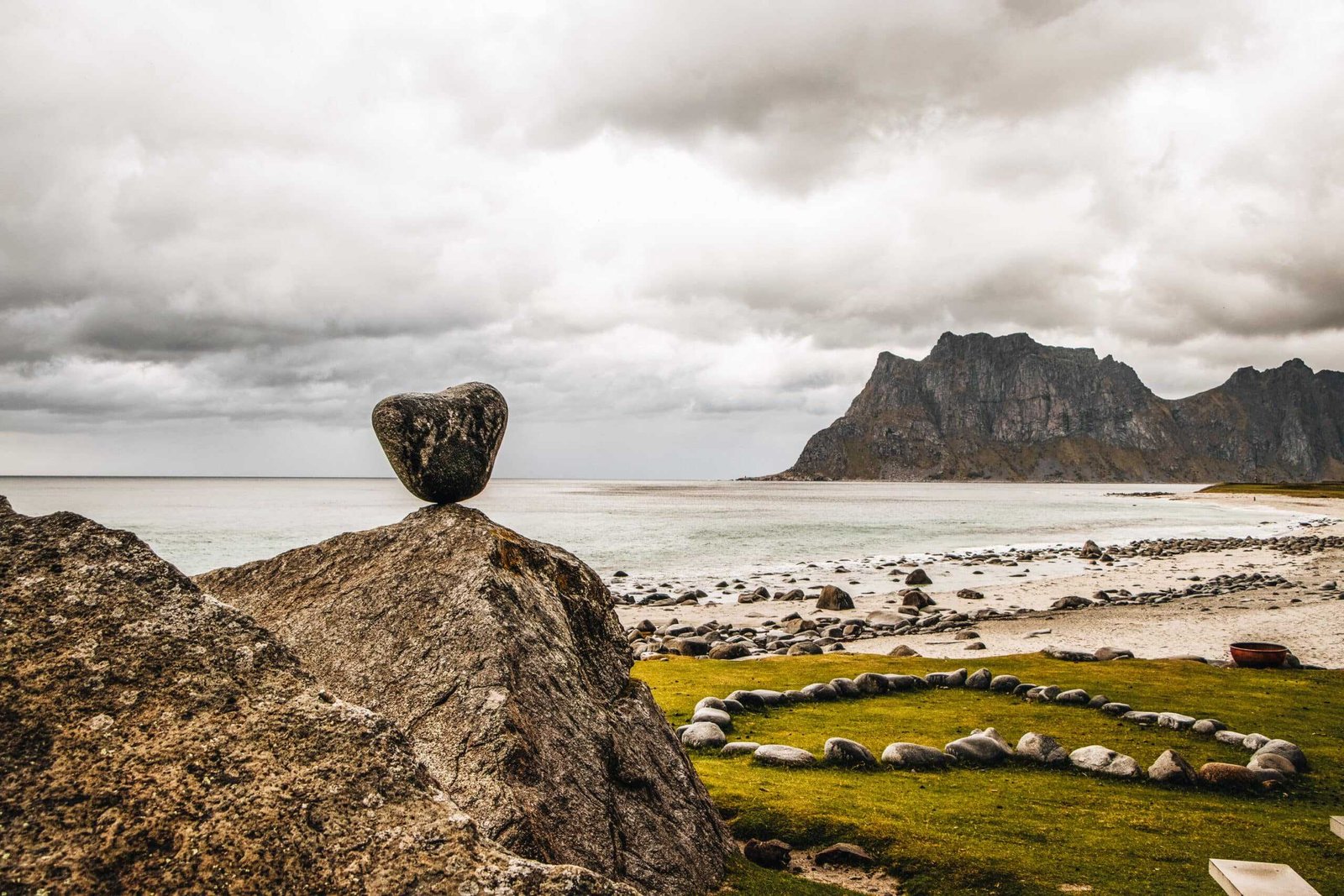Herzförmiger Stein vor norwegischer Küstenlandschaft - Norwegen Roadtrip