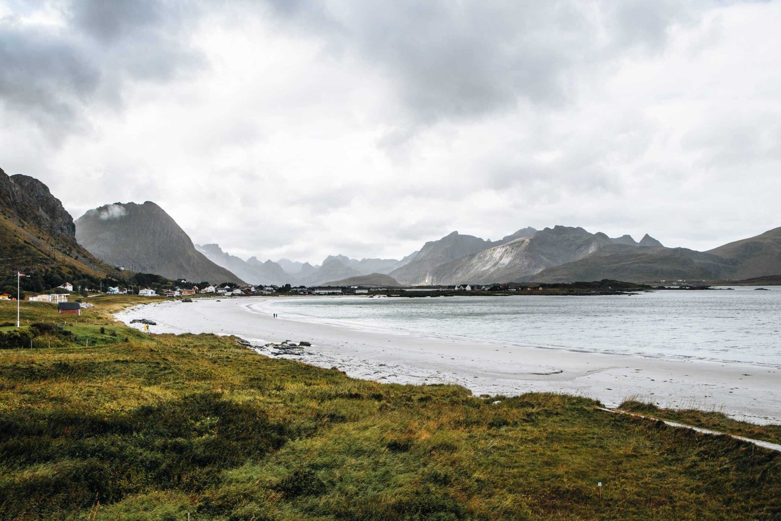 Lofoten Strand und Berge im Herbst - Norwegen Roadtrip