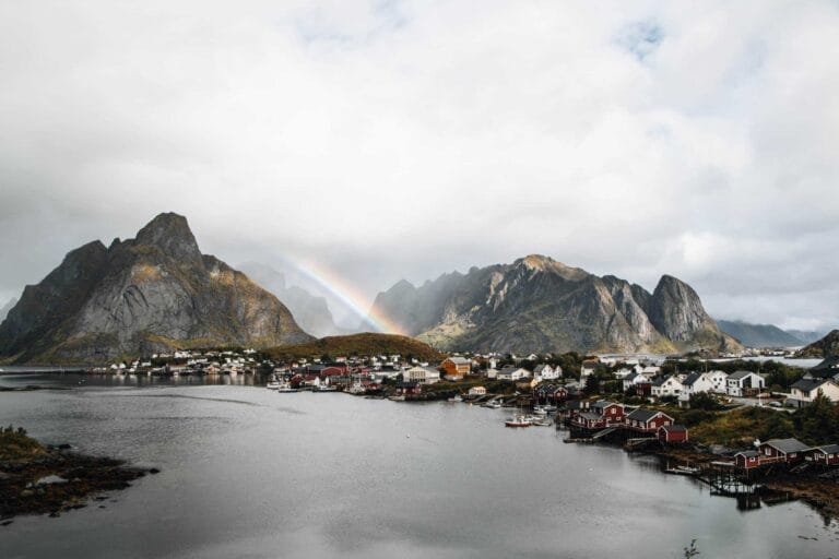 Bergpanorama mit Dorf Reine - Lofoten Highlights erleben - Norwegen Roadtrip