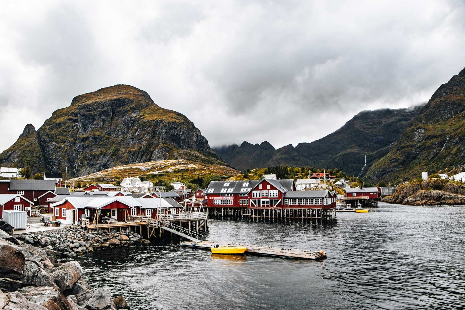 Lofoten Landschaft und Hafenblick im Fischerdorf A - Norwegen Roadtrip