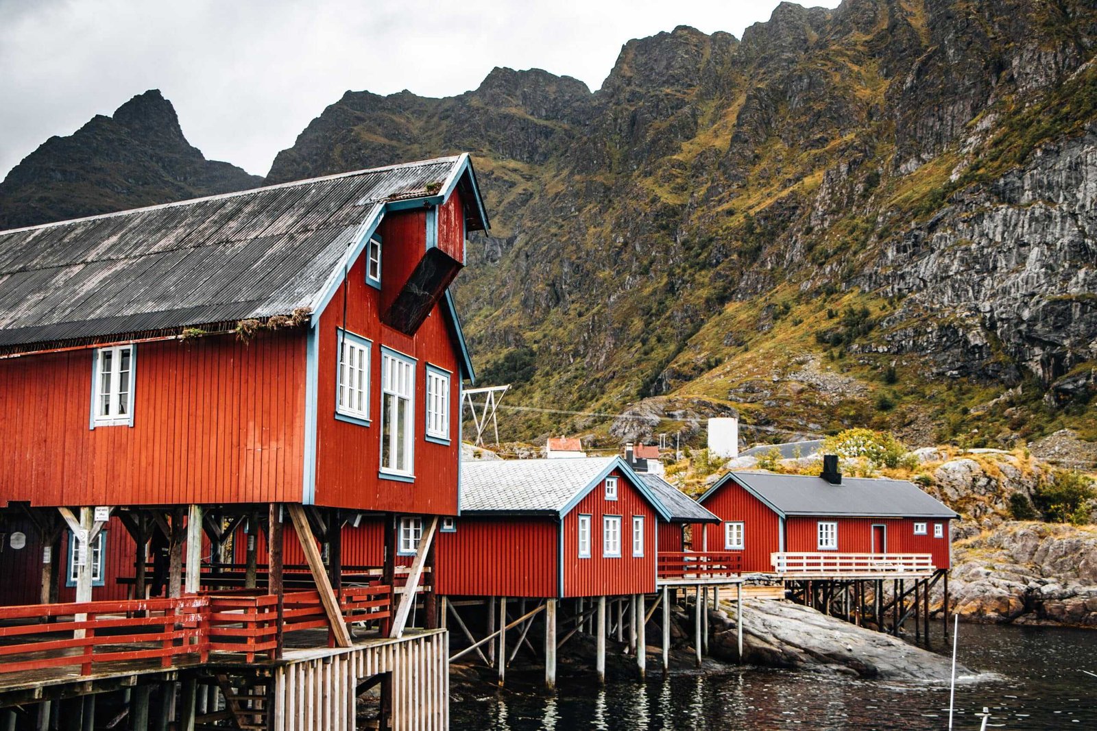 Rote Holzhäuser an norwegischer Küste - Norwegen Roadtrip