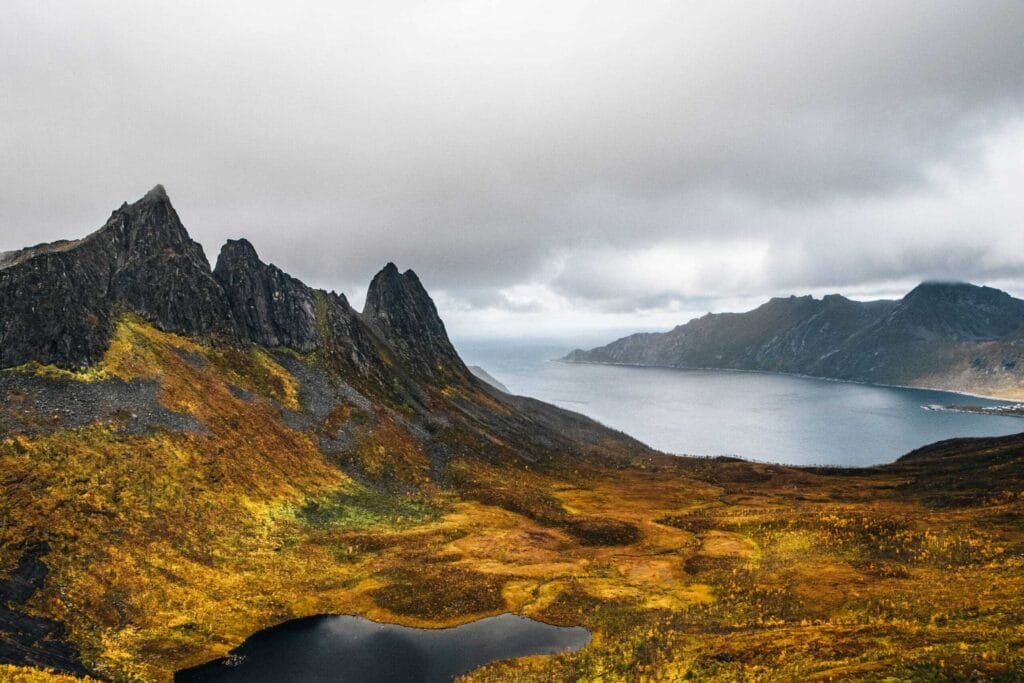 Herbstliche Landschaft am Segla Berg Norwegen Roadtrip