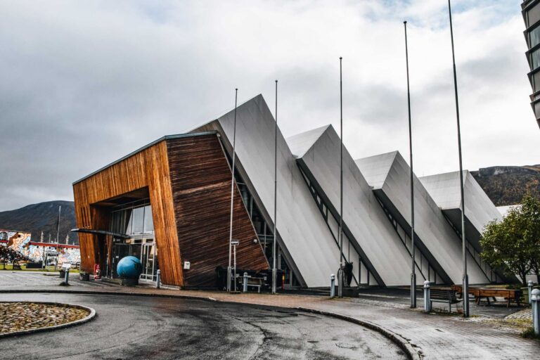 Modernes Gebäude in Tromsø erkunden - Norwegen Roadtrip