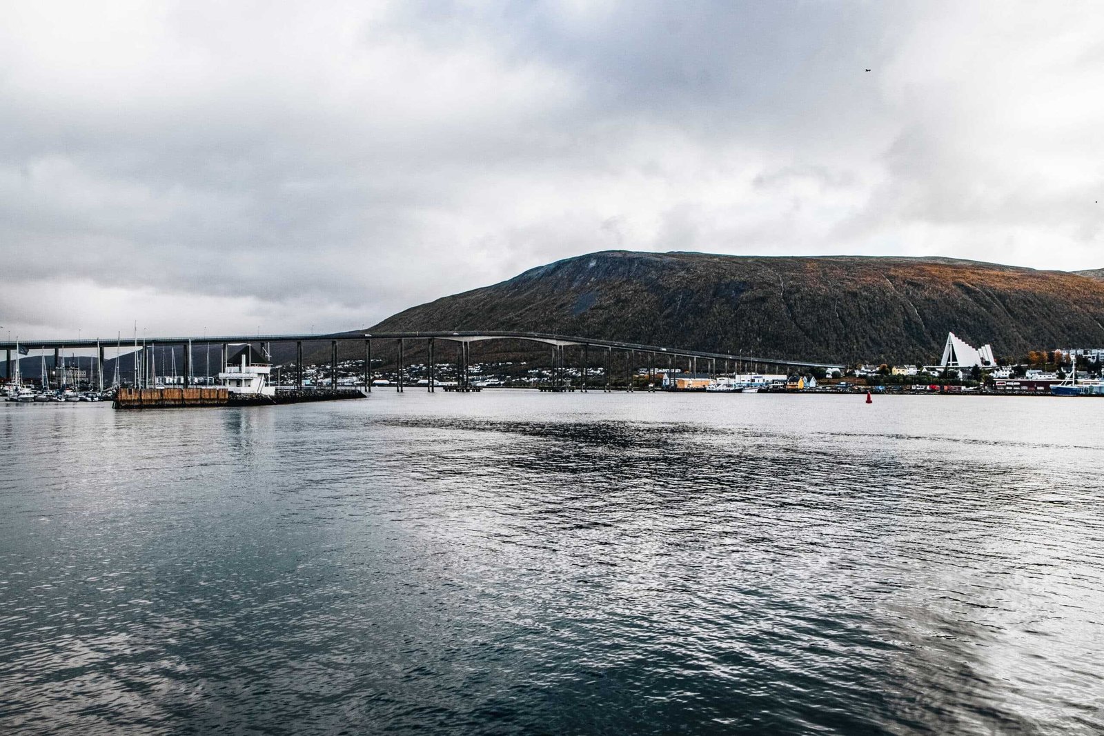 Panorama von Tromsö mit Brücke und Meer – Norwegen Roadtrip