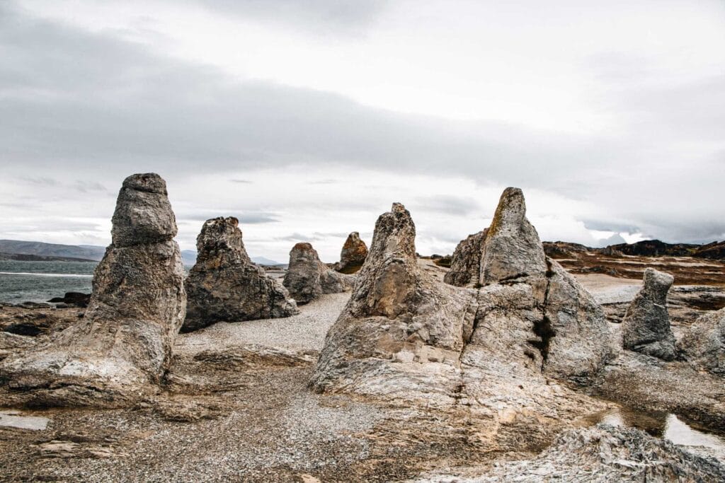 Einzigartige Felsformationen in Trollholmsund entdecken - Norwegen Roadtrip