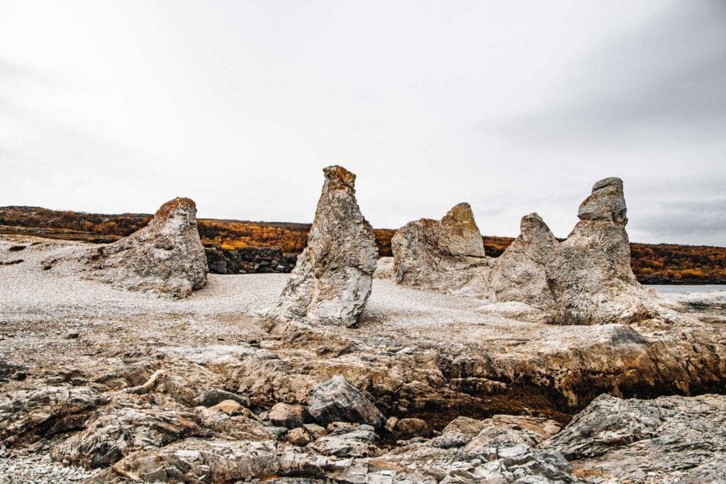 Steinformationen Trollholmsund im Herbst - Norwegen Roadtrip