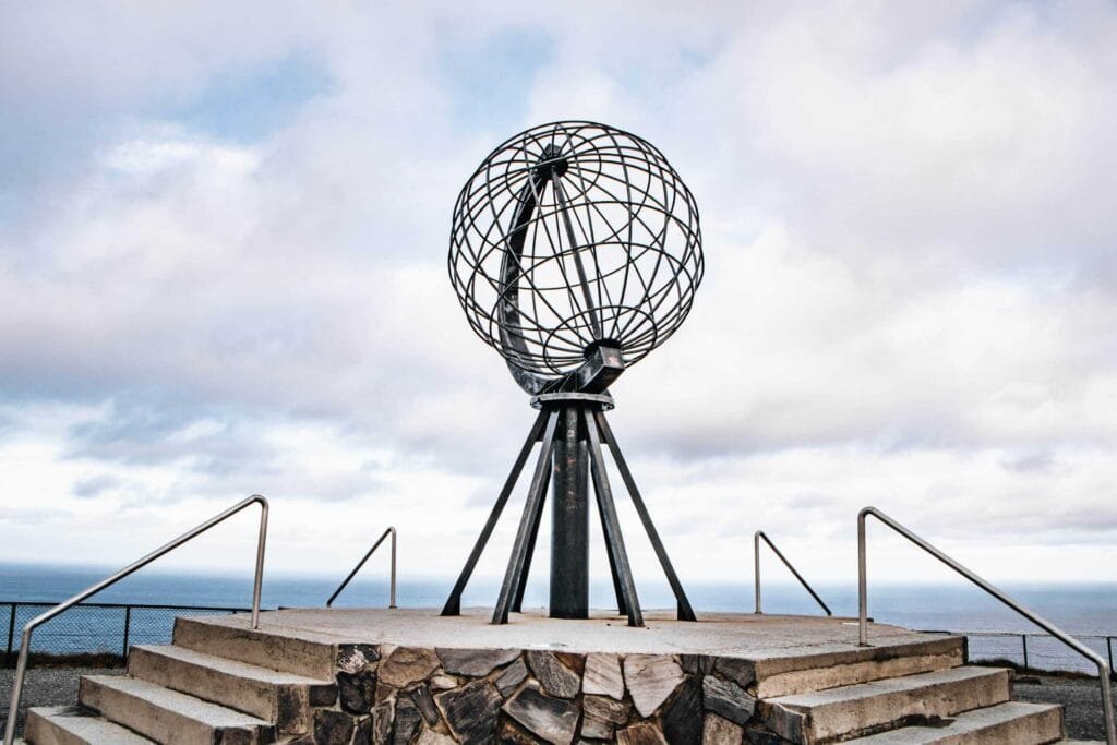 Monument am Nordkap bei bewölktem Himmel - Norwegen Roadtrip