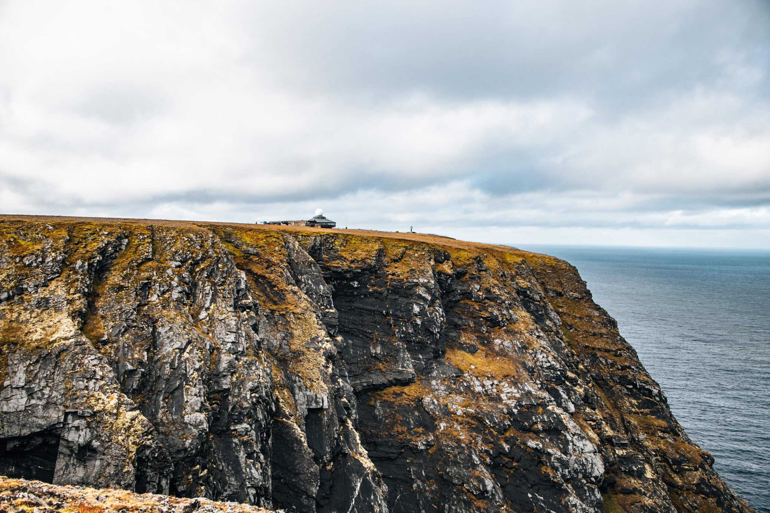 Küste am Nordkap bei bewölktem Himmel - Norwegen Roadtrip