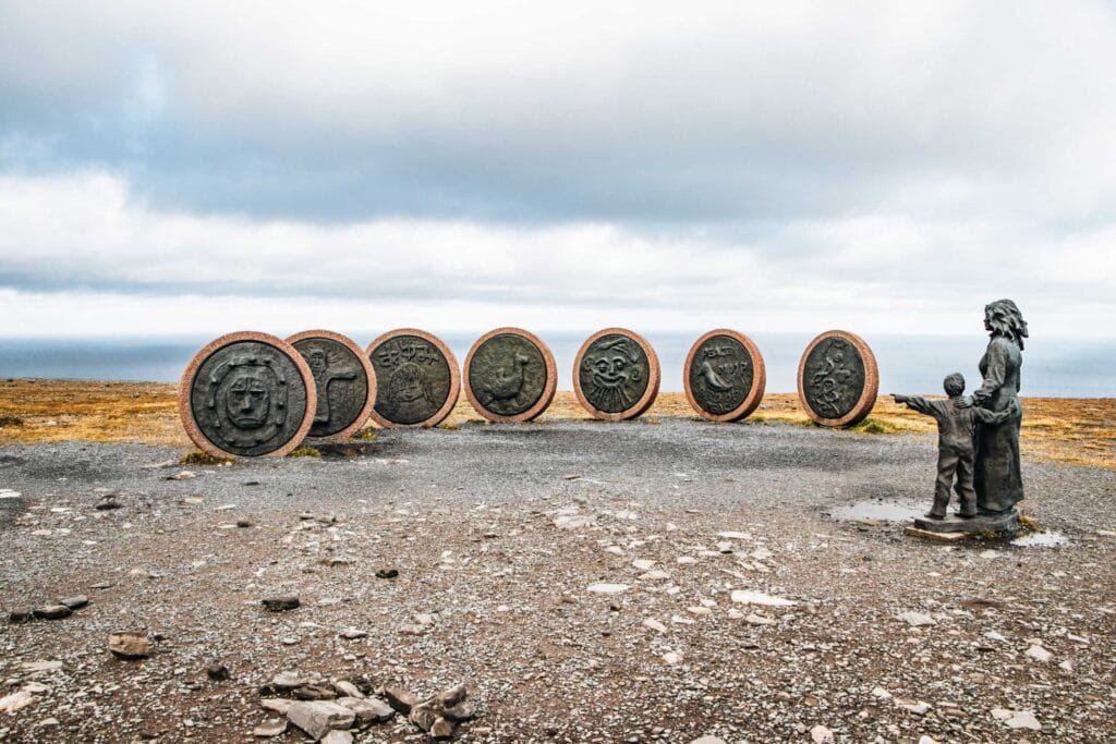 Nordkap monument bei bedecktem Himmel - Norwegen Roadtrip