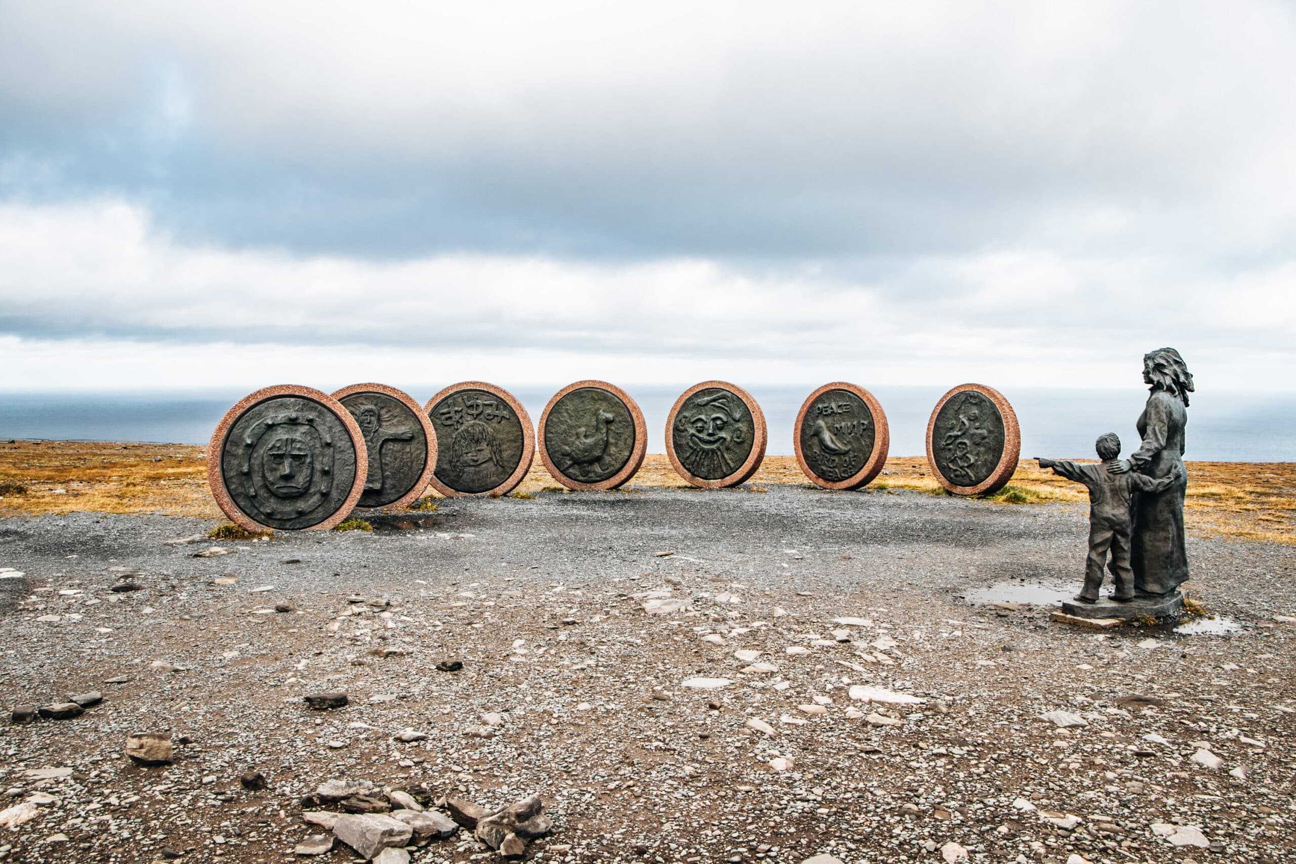 Nordkap monument bei bedecktem Himmel - Norwegen Roadtrip