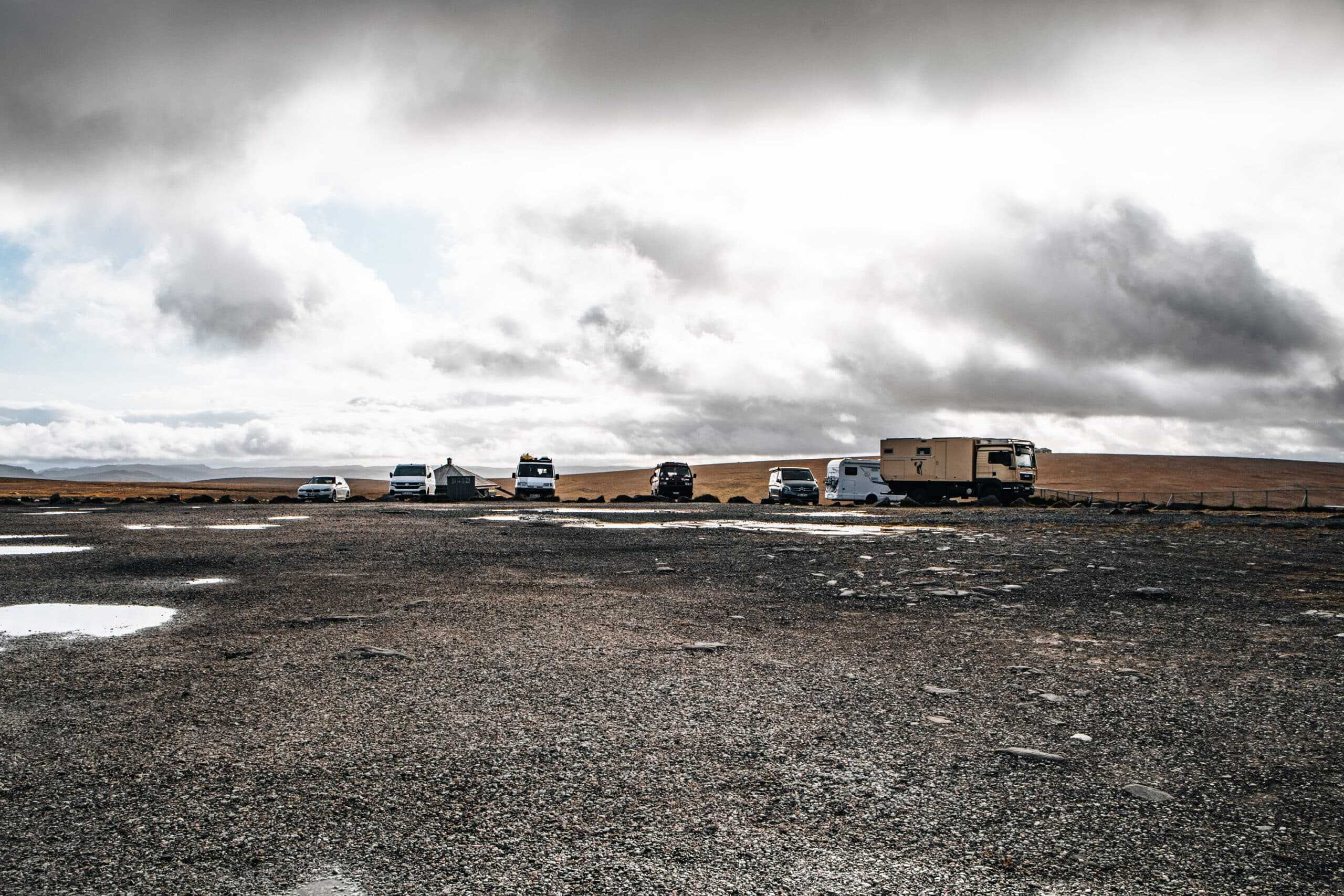 Autos auf Parkplatz Nordkap an bewölktem Tag - Norwegen Roadtrip