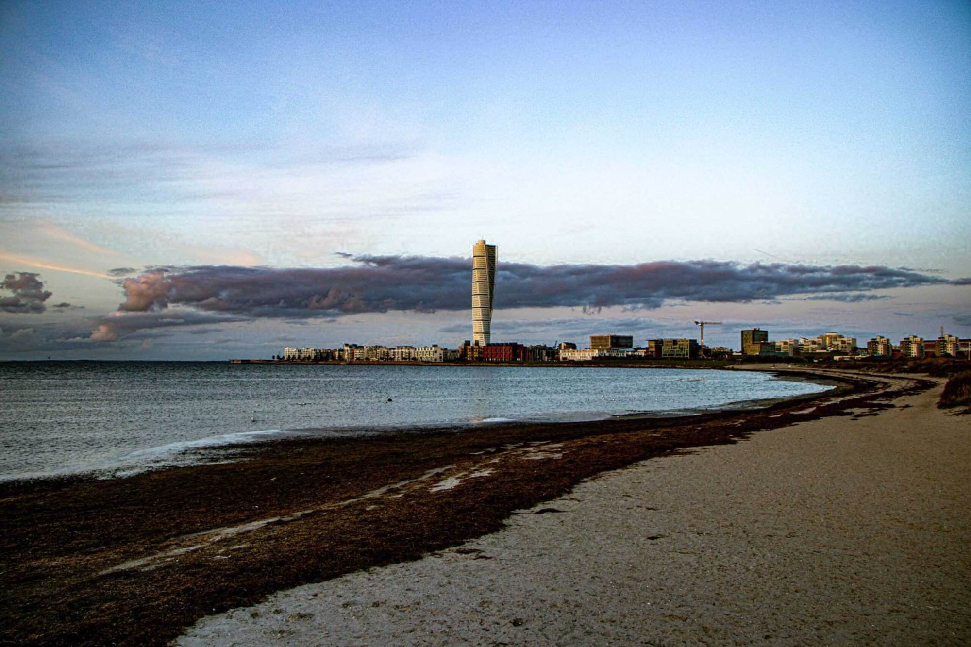 Malmö Küste mit Turning Torso bei Sonnenuntergang – Schweden Roadtrip