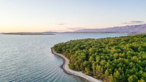 Versteckte Bucht mit Pinien und t&uuml;rkisblauem Meer bei Vrsi