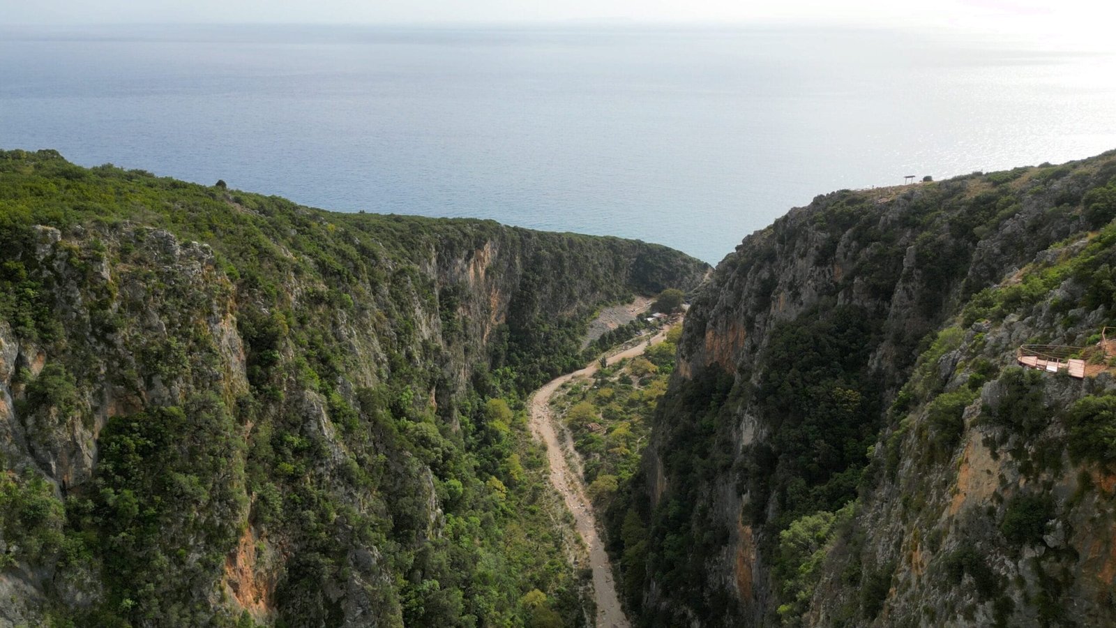Gjipe Schlucht mit Meerblick und üppiger Natur – Balkan Roadtrip