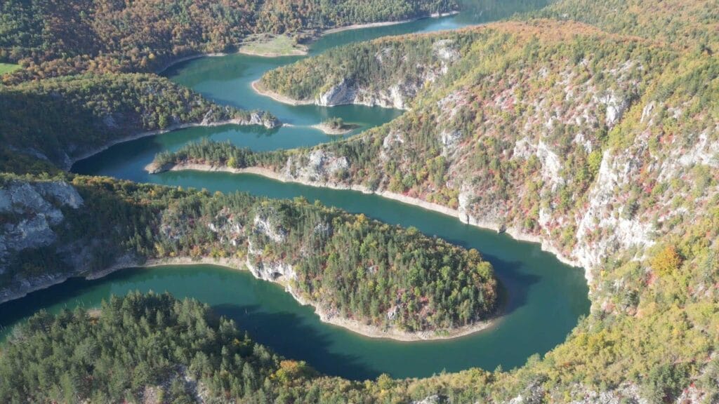 Landschaft der Meandri Ćehotine im Herbst - Balkan Roadtrip