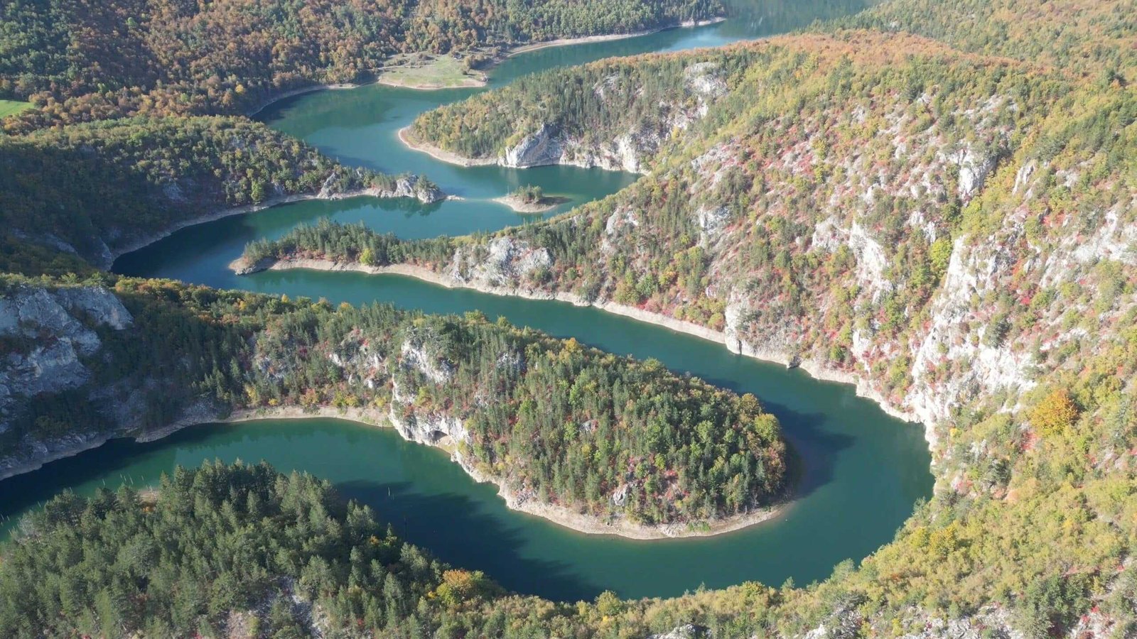 Landschaft der Meandri Ćehotine im Herbst - Balkan Roadtrip