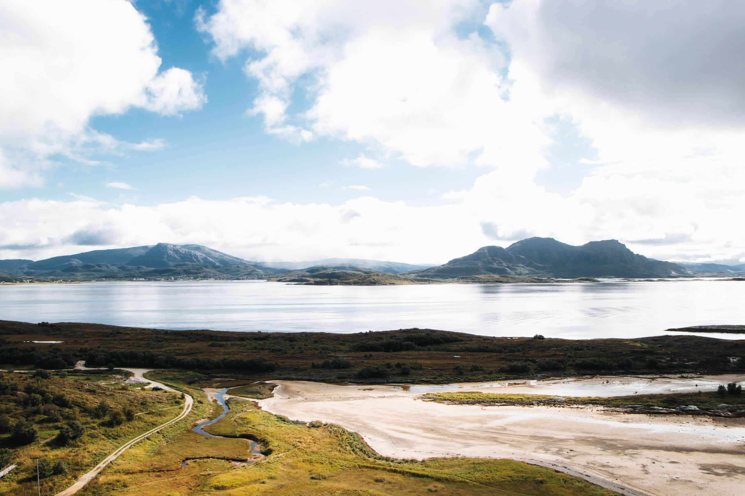 Torghatten Ausblick auf wunderschöne Landschaft - Norwegen Roadtrip