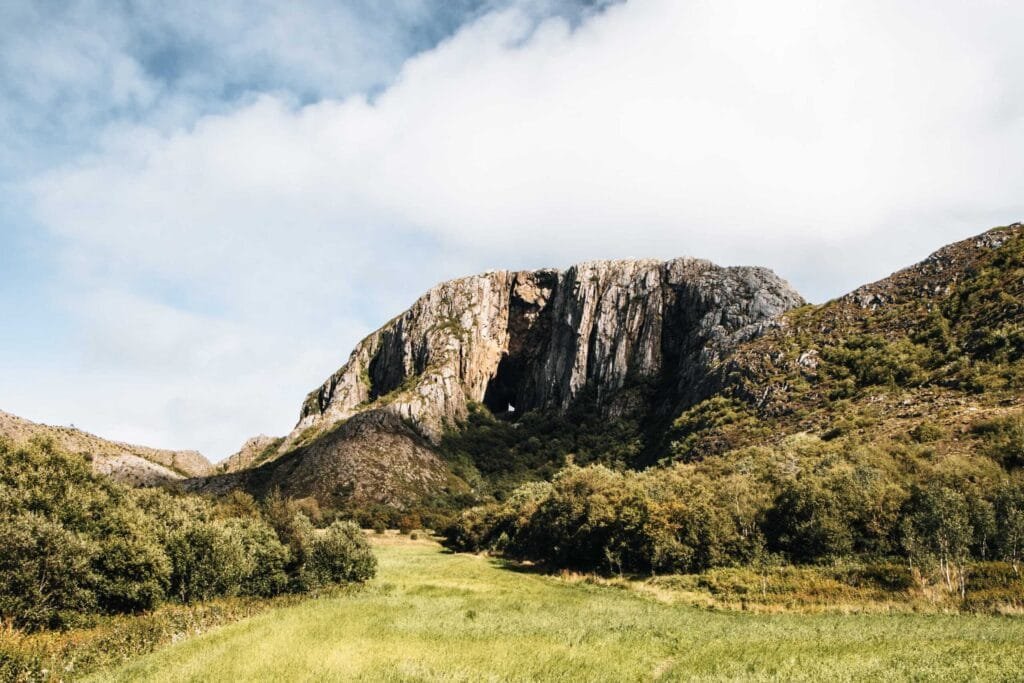 Torghatten Berglandschaft und Naturkulisse - Norwegen Roadtrip