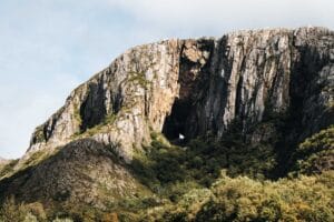 Torghatten Berglandschaft bei sonnigem Wetter - Norwegen Roadtrip