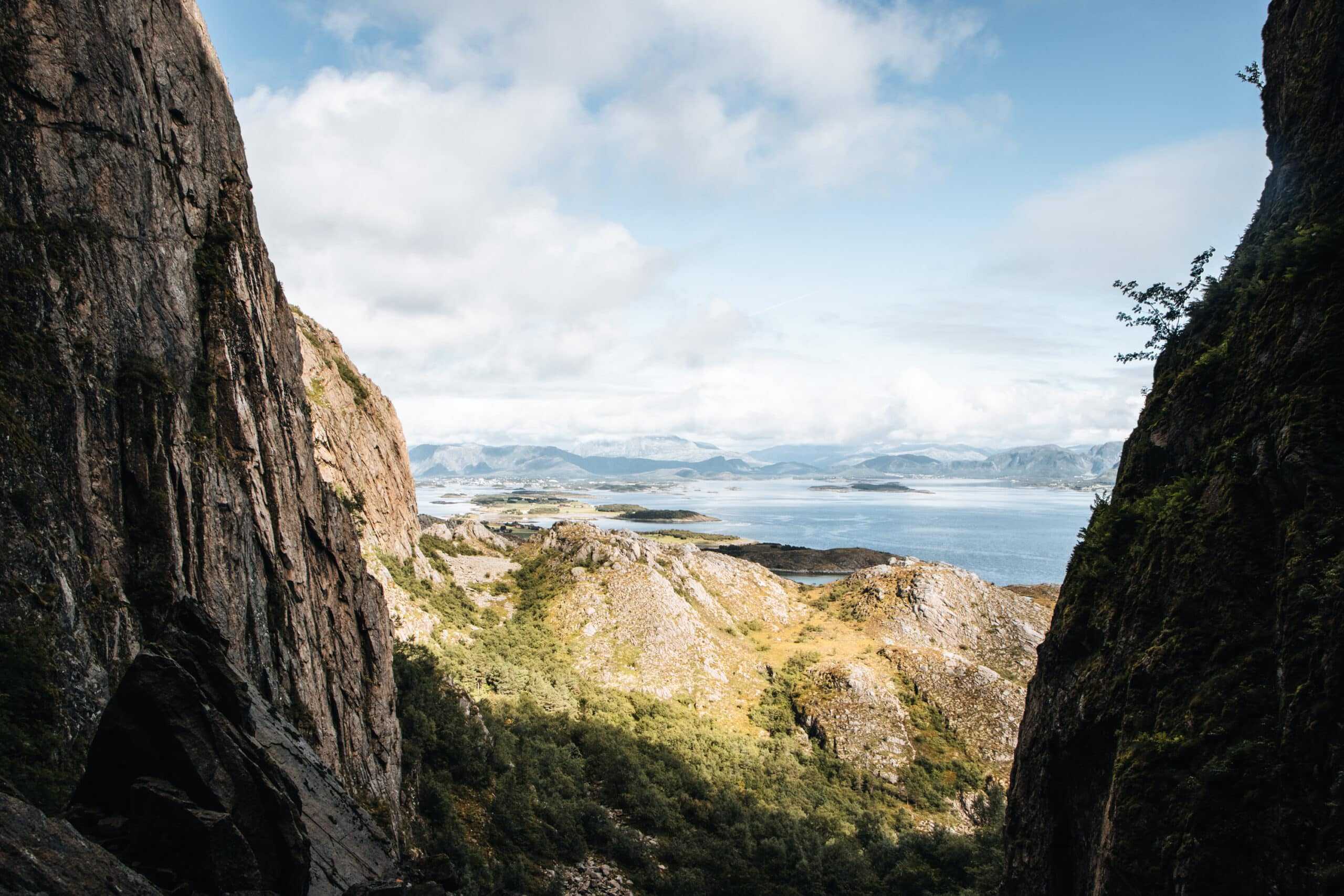 Torghatten Bergkulisse mit Meeresblick - Norwegen Roadtrip