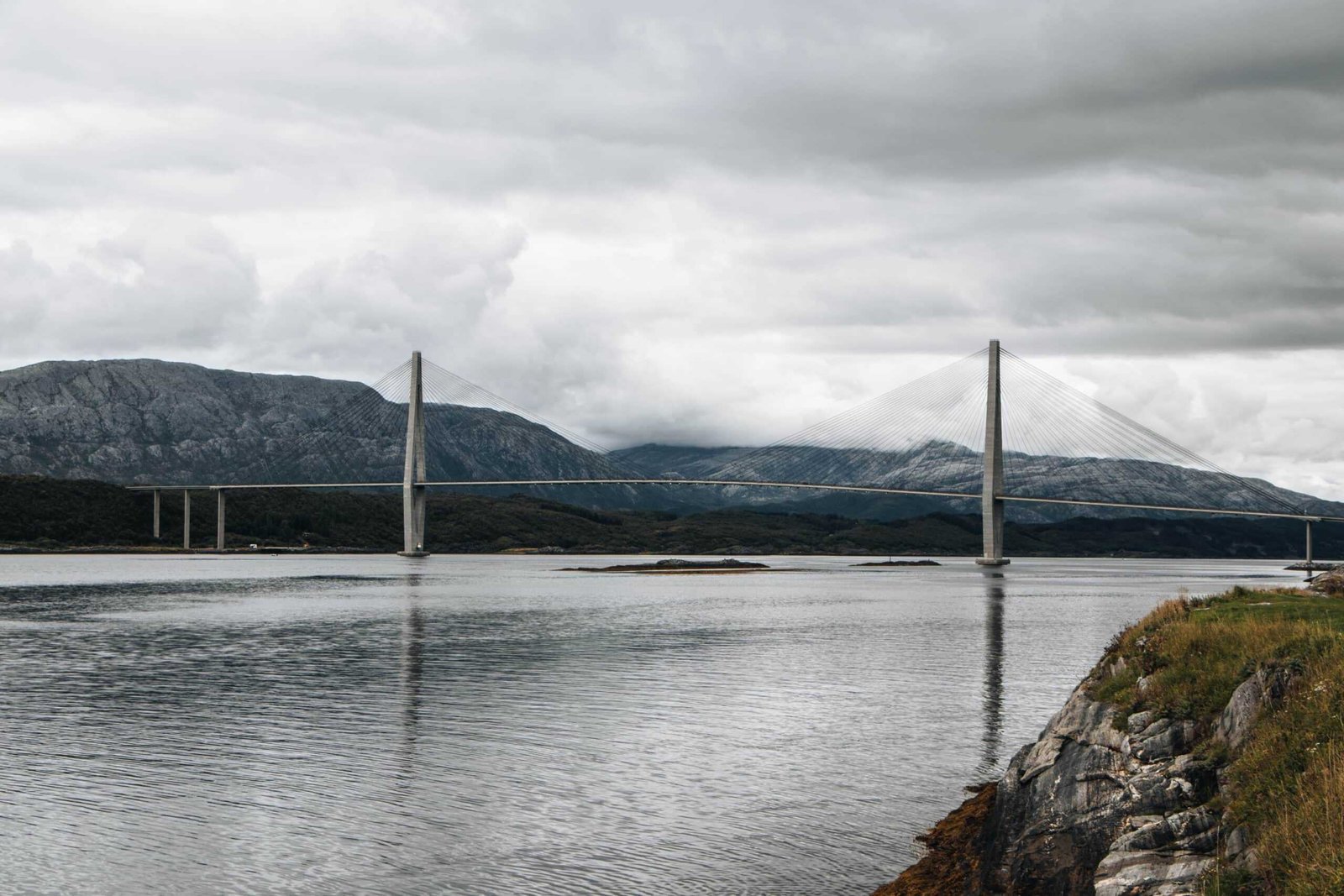 Helgeland Brücke über ruhigem Wasser - Norwegen Roadtrip