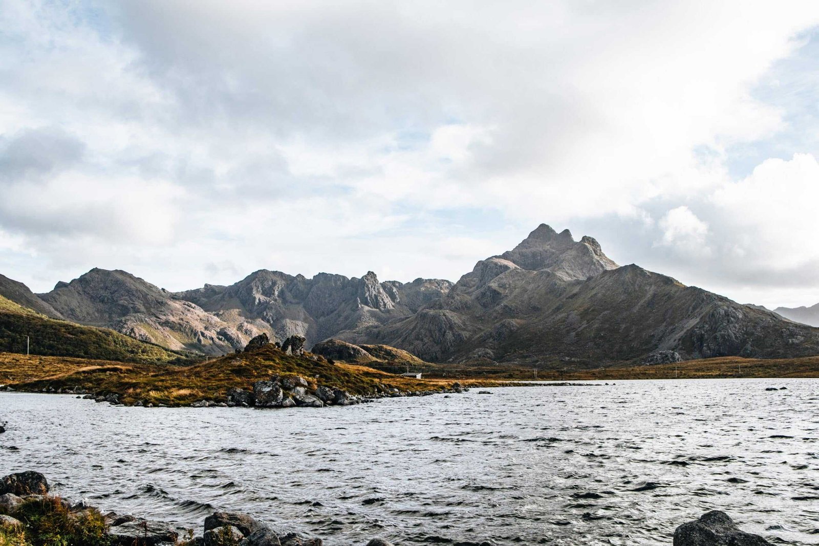 Vesterålen Gebirge und See im Herbst - Norwegen Roadtrip