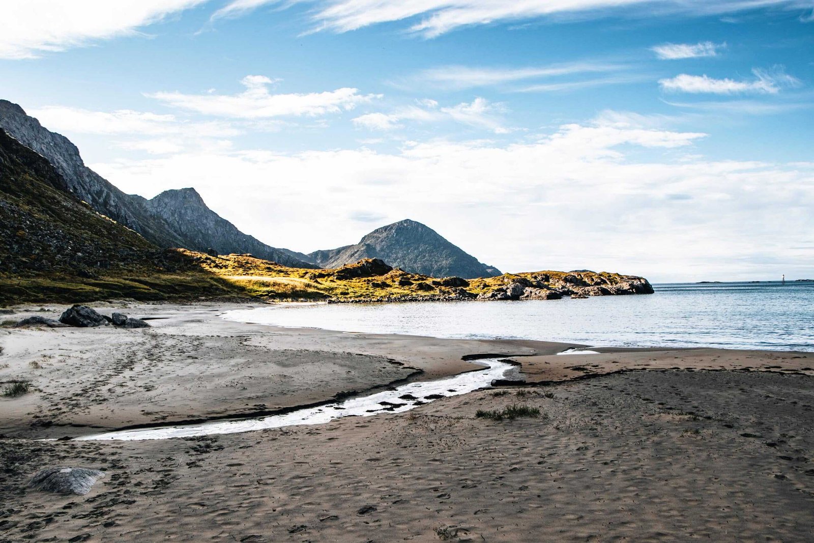 Norwegens Vesterålen Küste mit Strand - Nordnorwegen Roadtrip