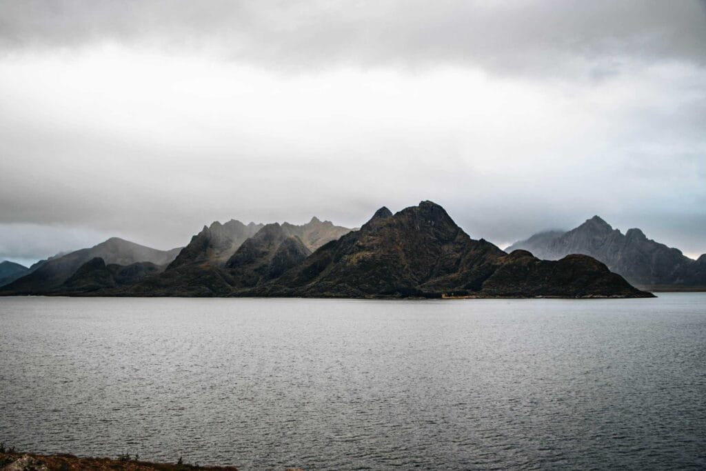 Raue Küste in Vesterålen bei bewölktem Himmel - Norwegen Roadtrip