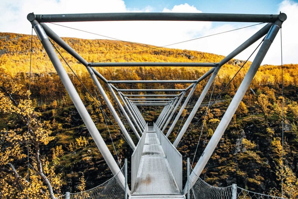 Wanderung über die Gorsa Brücke im Herbst - Norwegen Roadtrip