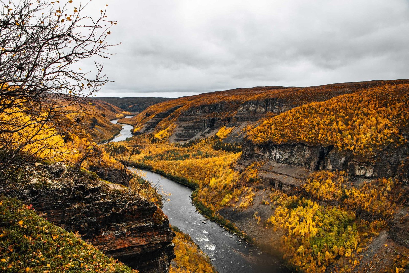 Herbstliche Landschaft des Alta Canyon - Norwegen Roadtrip