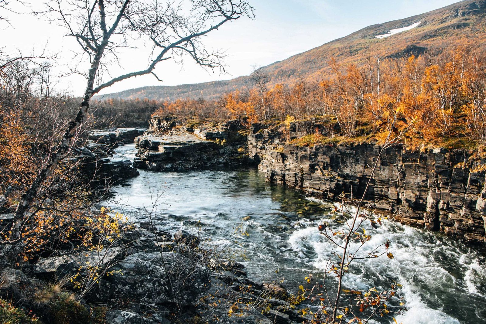 Herbstszene im Abisko Nationalpark mit Fluss - Schweden Roadtrip